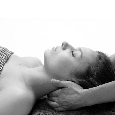 Nakke-, skulder-, hovedbund- og ansigtsmassage