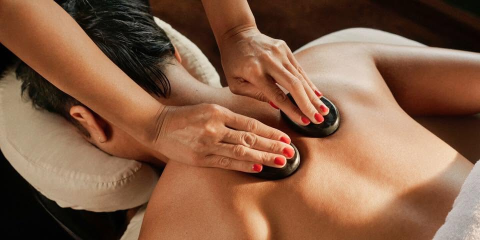 Hot stone massage med varme sten på ryggen